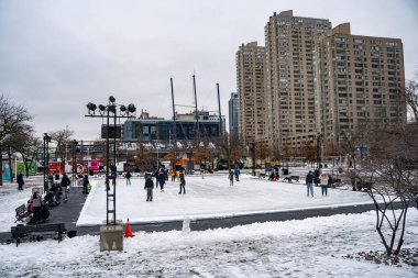 İnsanlar Toronto 'daki Harbourfront Center buz pateni sahasında kayıyorlar. Toronto, Kanada - 24 Aralık 2024.
