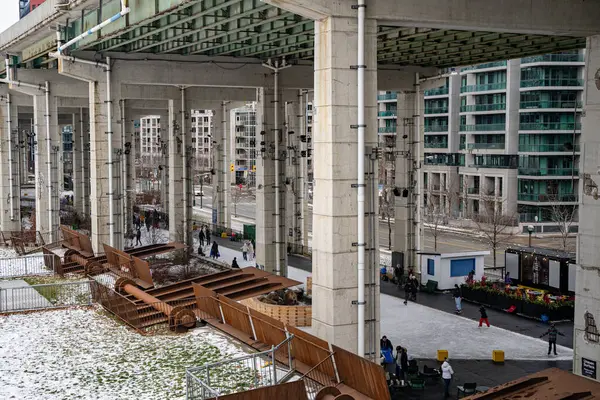 Toronto 'daki Bentway buz pateni pistinde. Toronto, Kanada - 24 Aralık 2024.