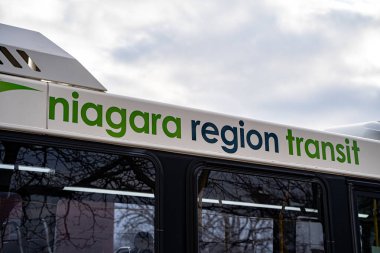 Niagara Bölgesi Transit Terminal City Niagara Şelalesi 'nde bir otobüs. Niagara Şelalesi, Kanada - 24 Aralık 2024.
