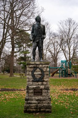 Simcoe Park 'taki John Gaves Simcoe heykeli. John Graves Simcoe Yukarı Kanada 'nın ilk vali yardımcısı. Niagara-on-the-lake, Kanada - 24 Aralık 2024.