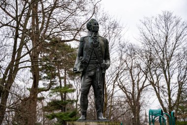 Simcoe Park 'taki John Gaves Simcoe heykeli. John Graves Simcoe Yukarı Kanada 'nın ilk vali yardımcısı. Niagara-on-the-lake, Kanada - 24 Aralık 2024.