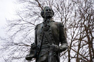 Simcoe Park 'taki John Gaves Simcoe heykeli. John Graves Simcoe Yukarı Kanada 'nın ilk vali yardımcısı. Niagara-on-the-lake, Kanada - 24 Aralık 2024.