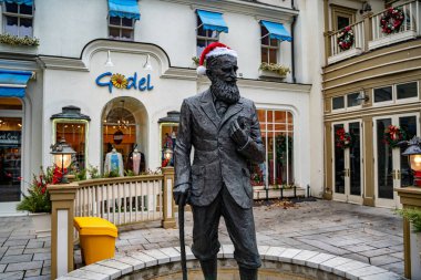 Statue of George Bernard Shaw in the historic old town of Niagara-on-the-Lake. Niagara-on-the-lake, Canada - December 24, 2024. clipart