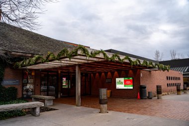 Göldeki Niagara şehrinde düzenlenen Shaw Festivali 'nde Slaight Aile Akademisi manzarası. Niagara-on-the-lake, Kanada - 24 Aralık 2024.