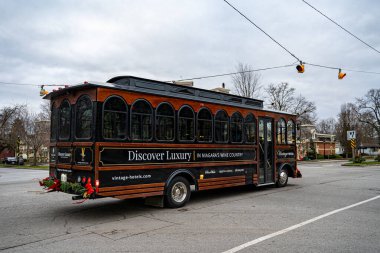 Niagara-on-the-Lake kasabasında klasik otellerin lüks otobüslerini keşfetmesi. Niagara-on-the-lake, Kanada - 24 Aralık 2024.