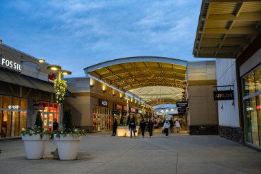 Niagara 'daki Outlet Collection' ın görüntüsü. Niagara 'daki Outlet Collection Kanada' nın en büyük açık hava alışveriş merkezidir. Niagara Şelalesi, Kanada - 24 Aralık 2024.