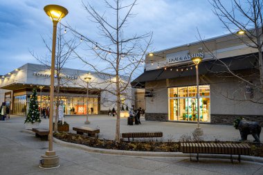 Niagara 'daki Outlet Collection' ın görüntüsü. Niagara 'daki Outlet Collection Kanada' nın en büyük açık hava alışveriş merkezidir. Niagara Şelalesi, Kanada - 24 Aralık 2024.