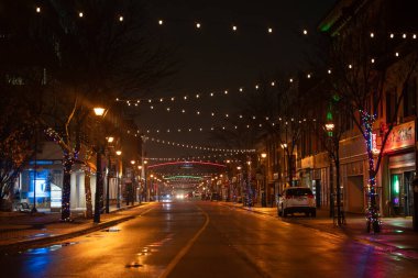 Niagara Şelalesi 'ndeki Queen Caddesi' nin gece manzarası. Niagara Şelalesi, Kanada - 24 Aralık 2024.