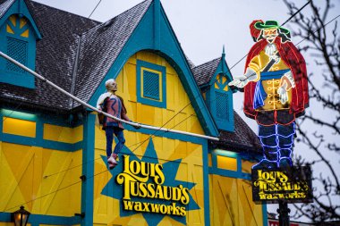 Louis Tussaud 'un Niagara Şelalesi' ndeki Balmumu Müzesi manzarası. Niagara Şelalesi, Kanada - 24 Aralık 2024.
