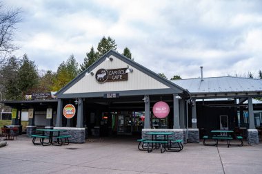 Toronto Hayvanat Bahçesi 'ndeki Caribou Cafe manzarası. Toronto, Kanada - 25 Aralık 2024.