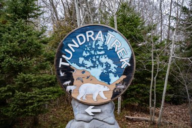 Toronto Hayvanat Bahçesi 'nde Tundra Trek tabelası. Toronto, Kanada - 25 Aralık 2024.