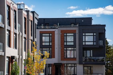 Lüks daireler sunan modern apartmanın dış görünüşü.