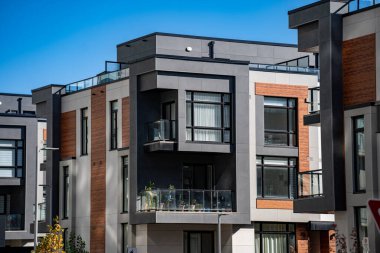 Lüks daireler sunan modern apartmanın dış görünüşü.