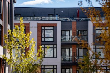 Lüks daireler sunan modern apartmanın dış görünüşü.