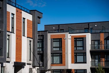 Lüks daireler sunan modern apartmanın dış görünüşü.