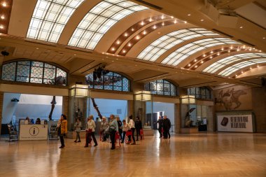 Toronto 'daki Royal Ontario Müzesi' nin (ROM) iç manzarası. Kraliyet Ontario Müzesi bir sanat, dünya kültürü ve doğa tarihi müzesidir. Toronto, Kanada - 2 Ocak 2025.