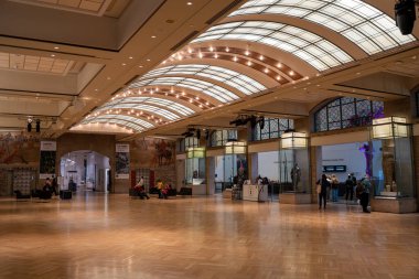 Toronto 'daki Royal Ontario Müzesi' nin (ROM) iç manzarası. Kraliyet Ontario Müzesi bir sanat, dünya kültürü ve doğa tarihi müzesidir. Toronto, Kanada - 2 Ocak 2025.