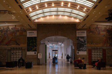 Toronto 'daki Royal Ontario Müzesi' nin (ROM) iç manzarası. Kraliyet Ontario Müzesi bir sanat, dünya kültürü ve doğa tarihi müzesidir. Toronto, Kanada - 2 Ocak 2025.