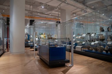 Toronto 'daki Royal Ontario Müzesi' nin (ROM) iç manzarası. Kraliyet Ontario Müzesi bir sanat, dünya kültürü ve doğa tarihi müzesidir. Toronto, Kanada - 2 Ocak 2025.