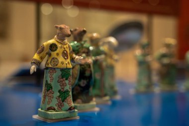 Kraliyet Ontario Müzesi 'ndeki Çin burcu figürleri. Toronto, Kanada - 2 Ocak 2025.