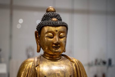 Kraliyet Ontario Müzesi 'nde ayakta duran Buda heykeli. Toronto, Kanada - 2 Ocak 2025.