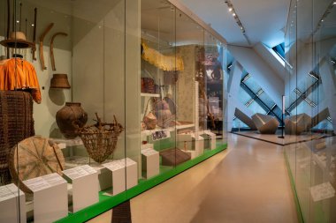 Toronto 'daki Royal Ontario Müzesi' nin (ROM) iç manzarası. Kraliyet Ontario Müzesi bir sanat, dünya kültürü ve doğa tarihi müzesidir. Toronto, Kanada - 2 Ocak 2025.