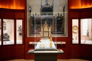 Toronto 'daki Royal Ontario Müzesi' nin (ROM) iç manzarası. Kraliyet Ontario Müzesi bir sanat, dünya kültürü ve doğa tarihi müzesidir. Toronto, Kanada - 2 Ocak 2025.