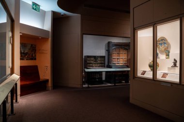 Toronto 'daki Royal Ontario Müzesi' nin (ROM) iç manzarası. Kraliyet Ontario Müzesi bir sanat, dünya kültürü ve doğa tarihi müzesidir. Toronto, Kanada - 2 Ocak 2025.