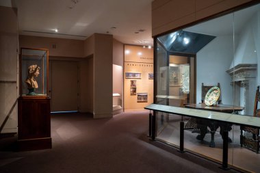 Toronto 'daki Royal Ontario Müzesi' nin (ROM) iç manzarası. Kraliyet Ontario Müzesi bir sanat, dünya kültürü ve doğa tarihi müzesidir. Toronto, Kanada - 2 Ocak 2025.