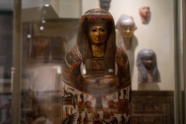 Ontario Kraliyet Müzesi 'nde anne Djedmaatesankh vakası. Toronto, Kanada - 2 Ocak 2025.