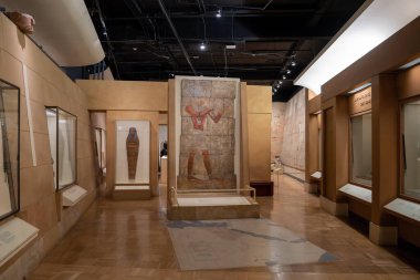 Toronto 'daki Royal Ontario Müzesi' nin (ROM) iç manzarası. Kraliyet Ontario Müzesi bir sanat, dünya kültürü ve doğa tarihi müzesidir. Toronto, Kanada - 2 Ocak 2025.