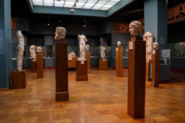 Toronto 'daki Royal Ontario Müzesi' nin (ROM) iç manzarası. Kraliyet Ontario Müzesi bir sanat, dünya kültürü ve doğa tarihi müzesidir. Toronto, Kanada - 2 Ocak 2025.