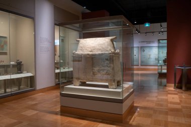 Toronto 'daki Royal Ontario Müzesi' nin (ROM) iç manzarası. Kraliyet Ontario Müzesi bir sanat, dünya kültürü ve doğa tarihi müzesidir. Toronto, Kanada - 2 Ocak 2025.