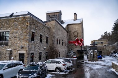 Elora, Ontario 'daki Elora Mill Oteli' nin kış manzarası. Elora, Kanada - 2 Ocak 2025.