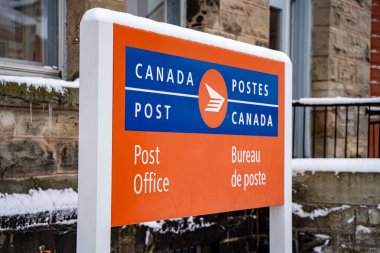 Kanada Post 'un kış sezonundaki tabelalarının manzarası. Elora, Kanada - 2 Ocak 2025.