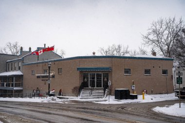Elora, Ontario 'daki Kanada Kraliyet Lejyonu binasının kış manzarası. Elora, Kanada - 2 Ocak 2025.
