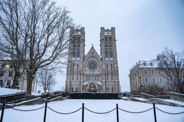 Ontario, Guelph 'deki Meryem Ana Bazilikası' nın kış manzarası. Guelph, Kanada - 2 Ocak 2025.