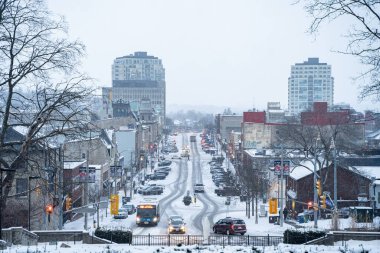 Kışın Ontario, Guelph caddelerinin manzarası. Guelph, Kanada - 2 Ocak 2025.