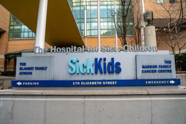 Toronto 'daki Hasta Çocuklar tabelasının görüntüsü. Hasta Çocuklar Hastanesi (HSC) büyük bir pediatrik eğitim hastanesidir. Toronto, Kanada - 15 Ocak 2025.