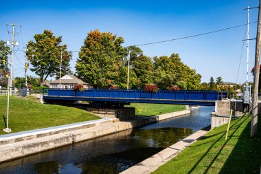 Bobcaygeon kasabasındaki Trent-Severn Su Yolu 'ndaki Swing Köprüsü manzarası.