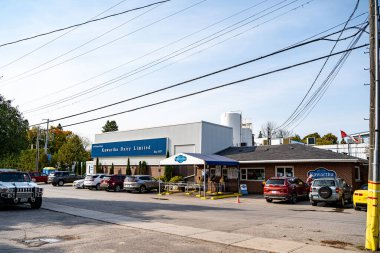 Bobcaygeon kasabasındaki Kawartha Süt Ürünleri Şirketi manzarası. Kawartha Dairy Company, Kanadalı bir mandıra şirketidir. Kawartha Gölleri, Kanada - 10 Ekim 2024.