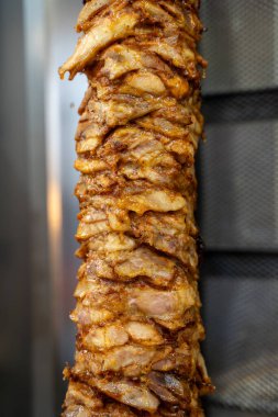 Bir restoranda tavuk donörüne yakın çekim.