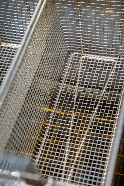 Restoranın mutfağında boş bir fritöz.