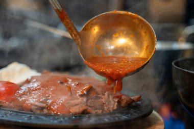 Türk Bursa İskender kebabının üzerine domates sosu döküldü