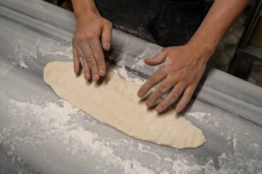 Fırıncı mutfakta ekmek hamuru yoğurdu..