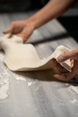 Fırıncı mutfakta ekmek hamuru yoğurdu..