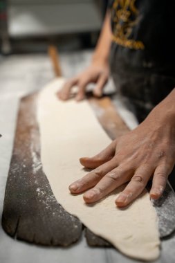 Fırıncı mutfakta ekmek hamuru yoğurdu..