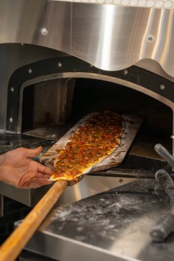 Türk eti fırında pişirmeden önce pide yapar.