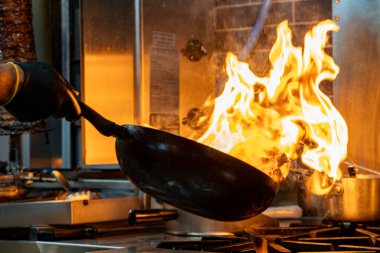 Lokanta mutfağında yanan tava..