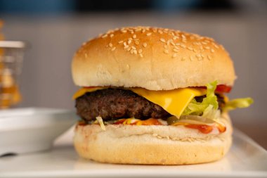 Lokantada sulu bir çizburgerin yakın çekimi..